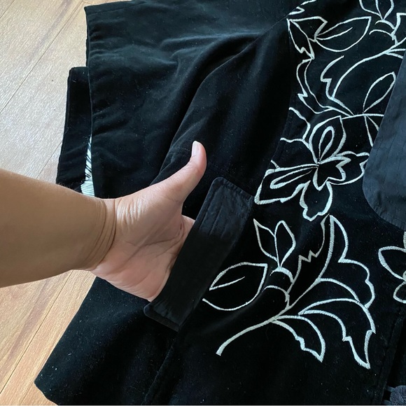 Norm Thompson Vintage Black White Velvet Jacket Embroidery Kimono Sleeves Size M - Picture 11 of 17